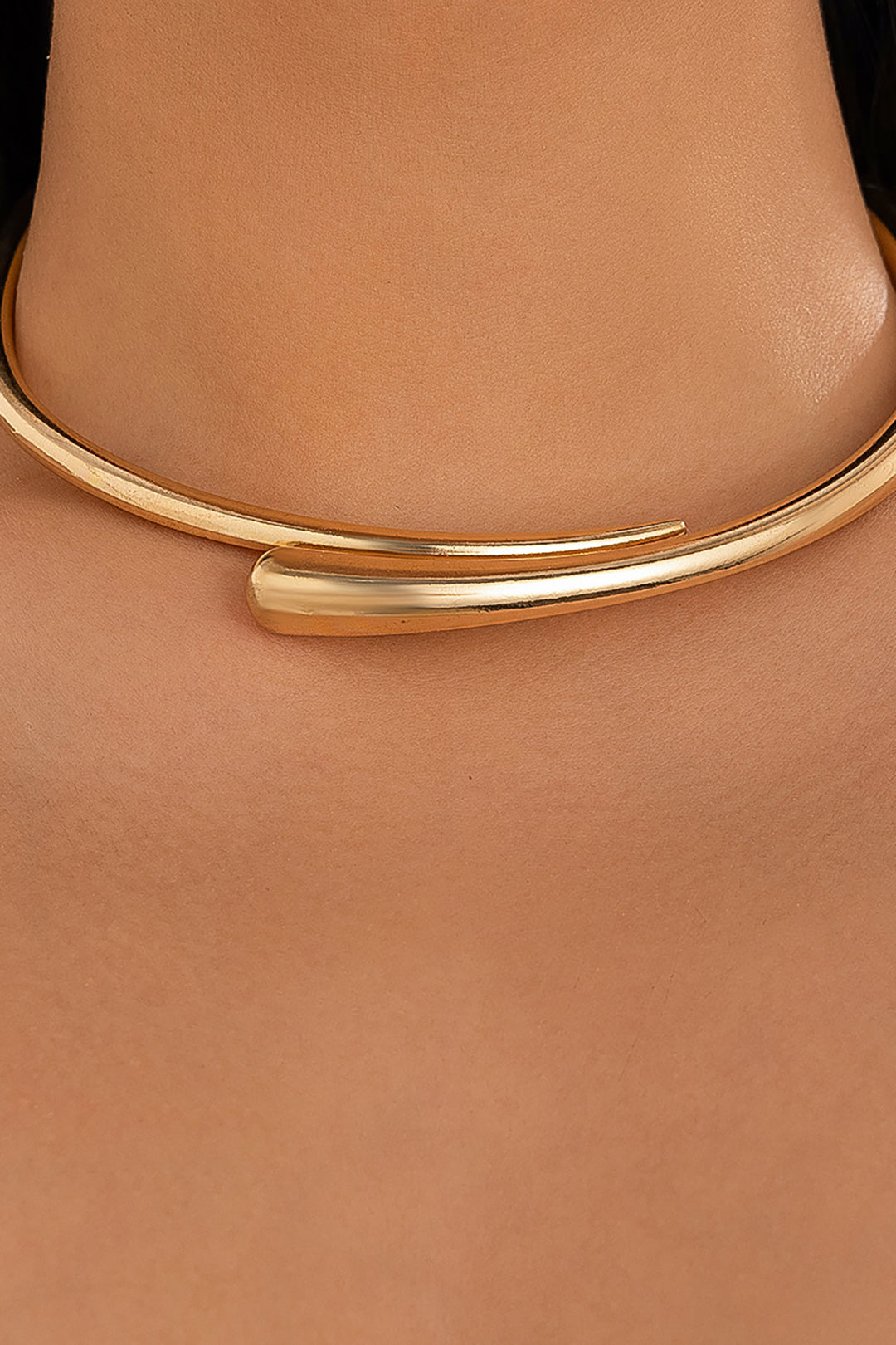 Metalowy choker z otwartym końcem