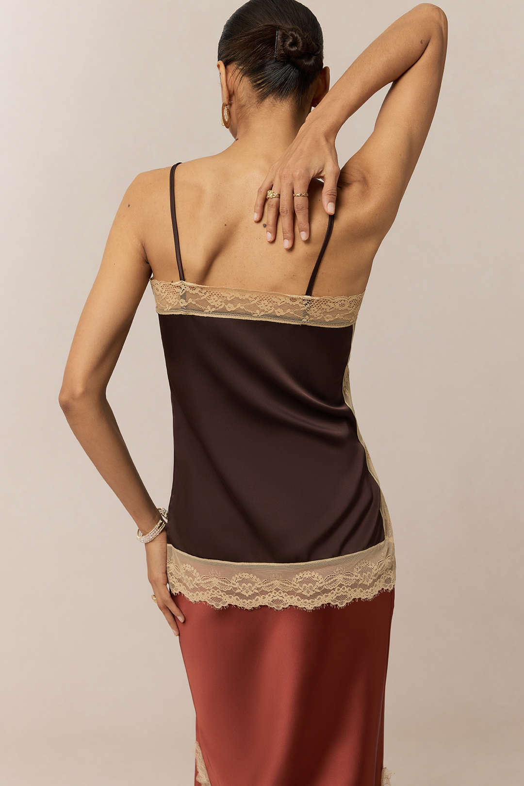 Satynowy top z koronkowym detalem