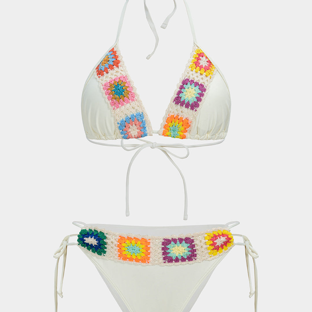 Bikini z kolorowymi motywami i wiązaniami
