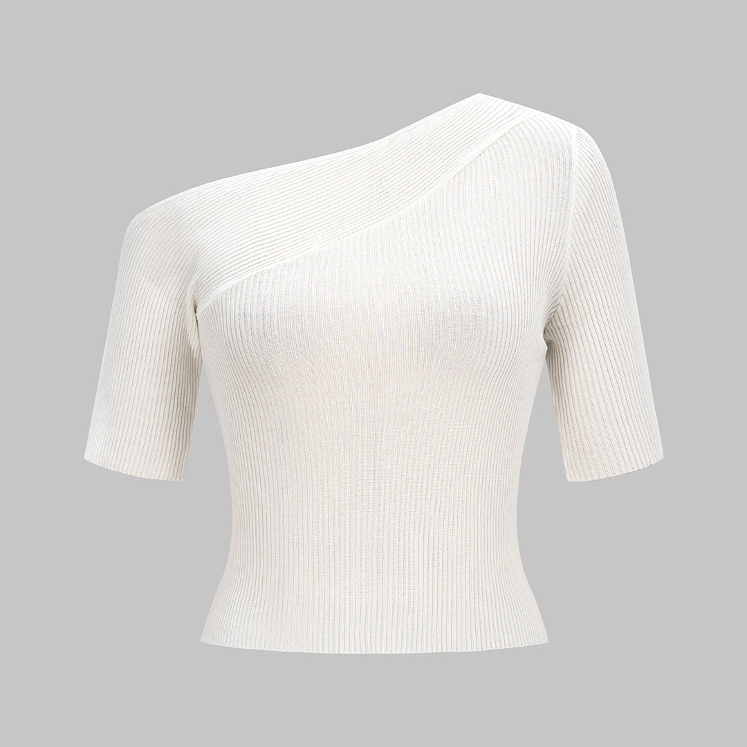 Sweter z odkrytym ramieniem i asymetrią
