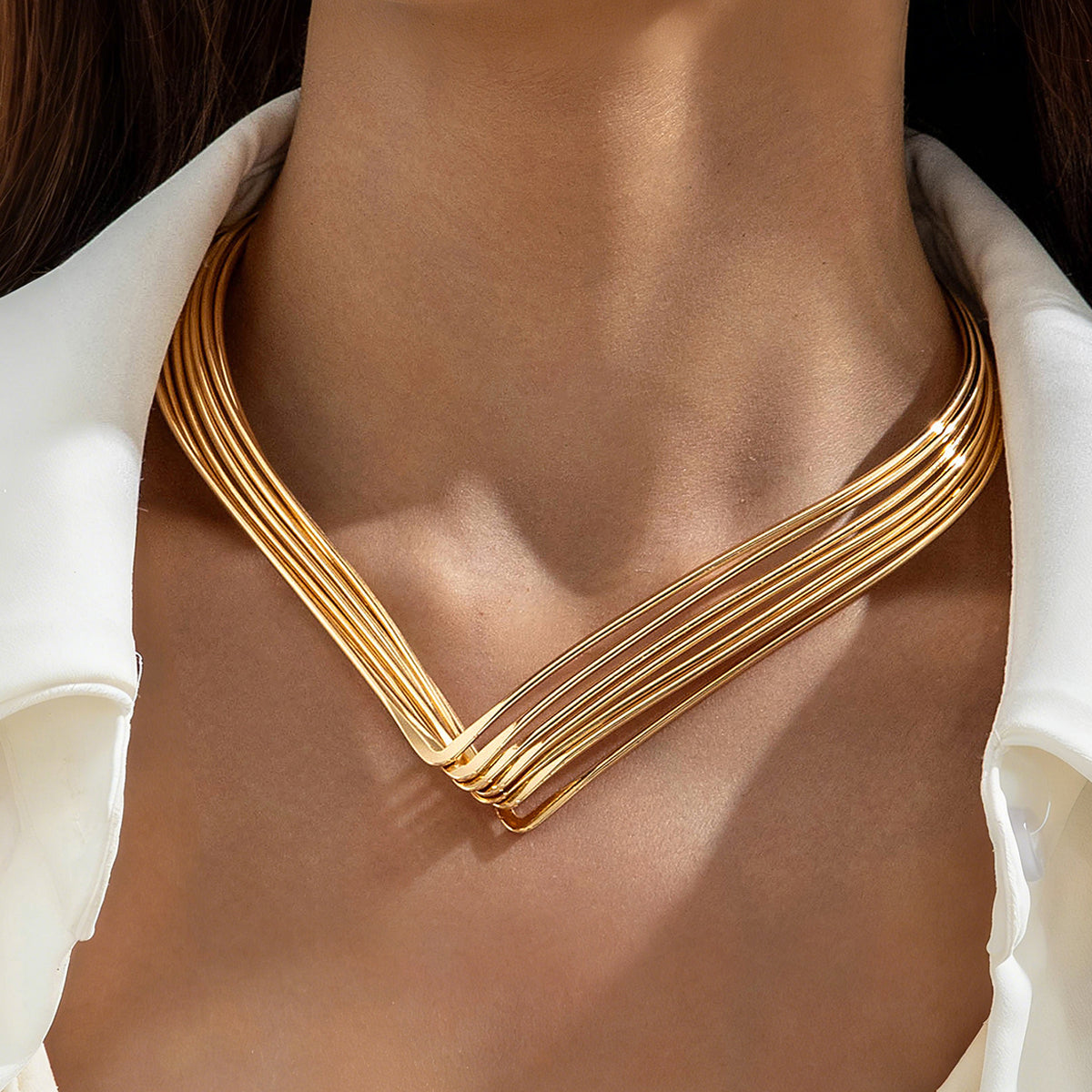 Choker z pasmami układającymi się w V