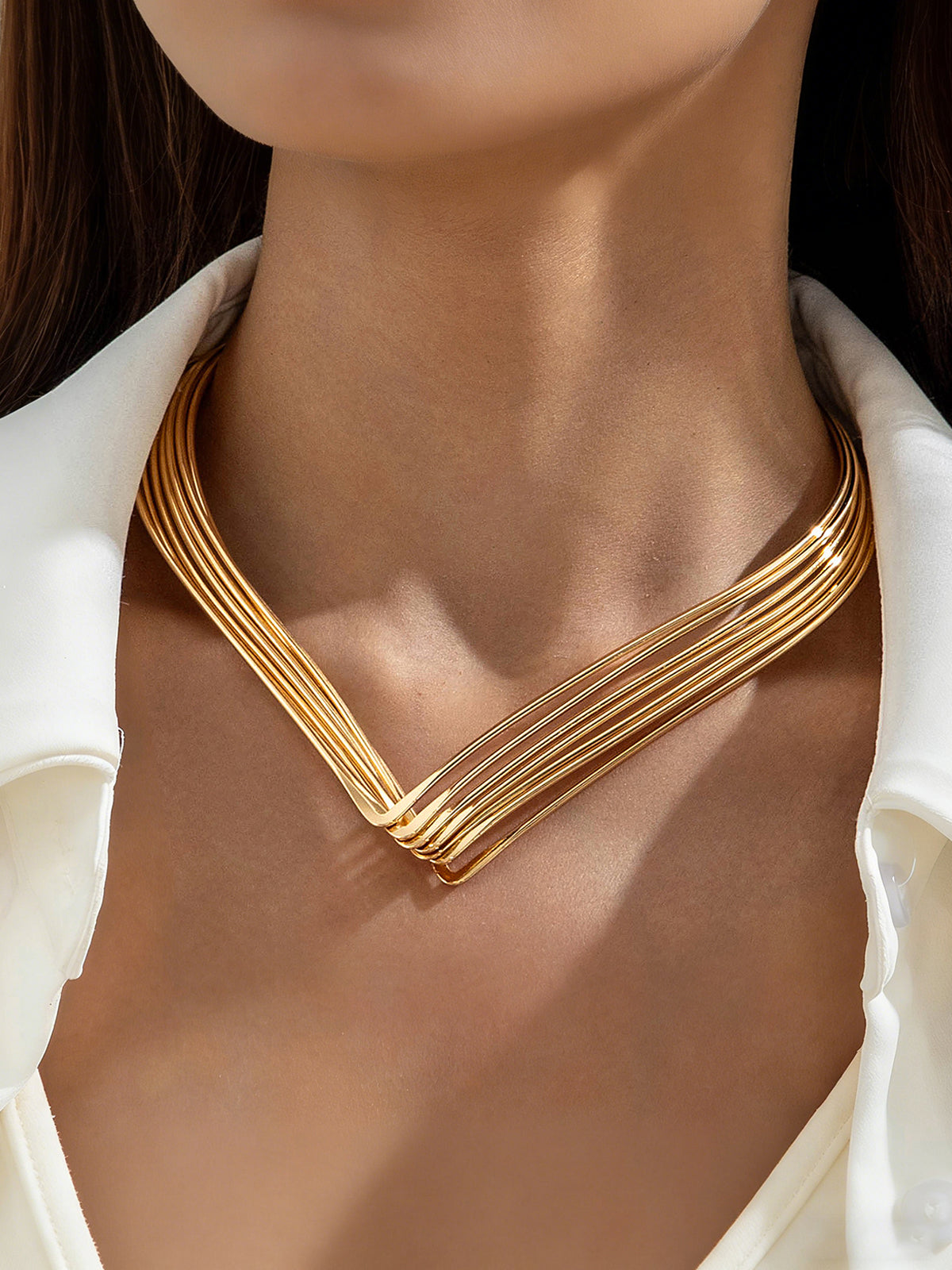 Choker z pasmami układającymi się w V