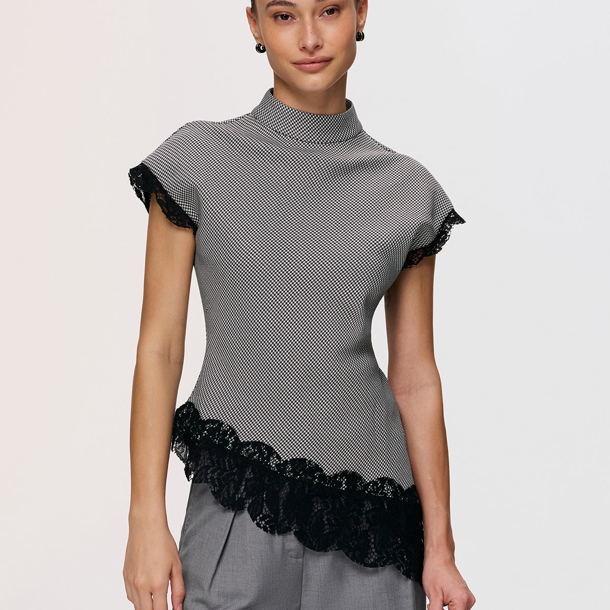 Golfowa bluzka z koronkowym detalem w pepitkę