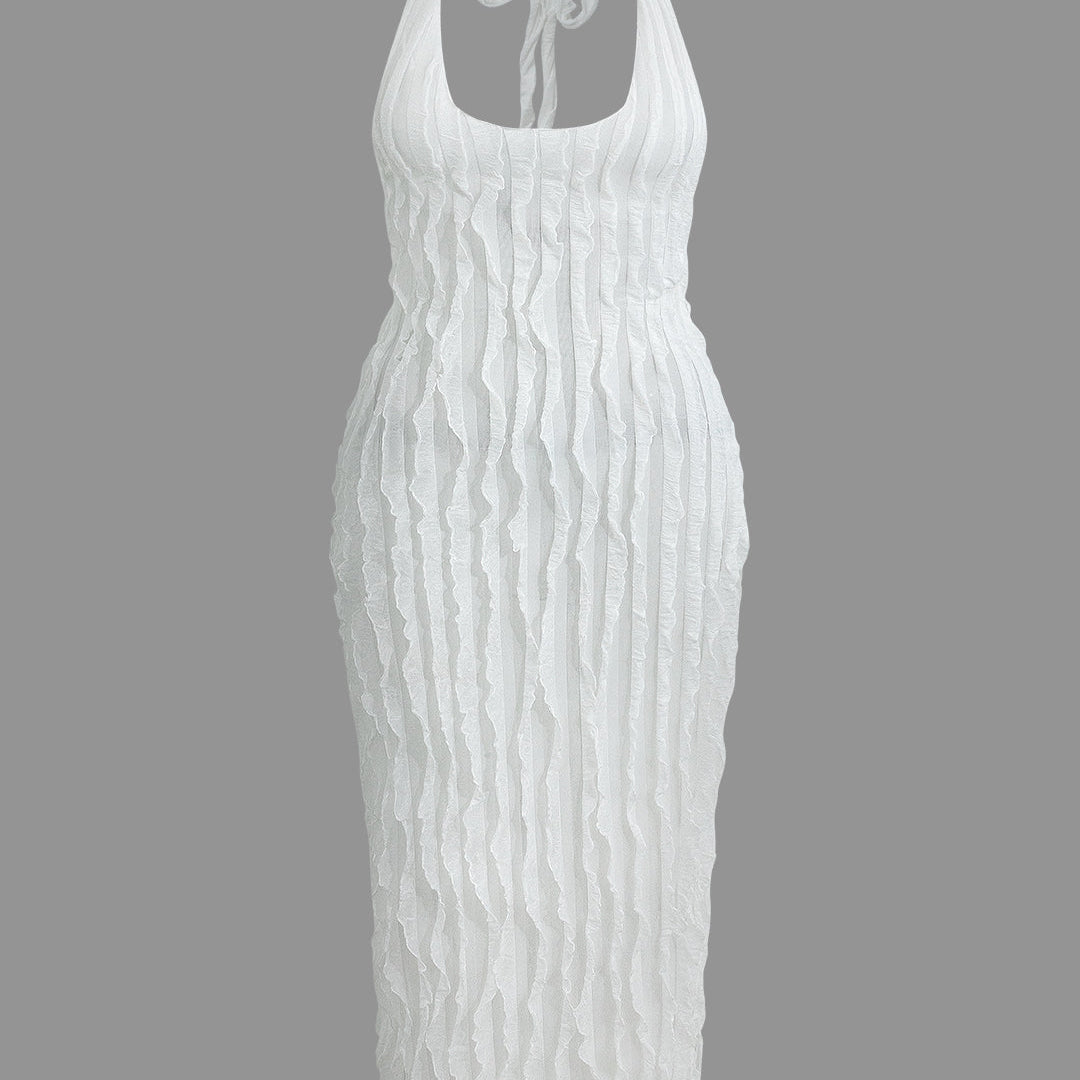 Elegancka sukienka maxi plus size z odkrytymi plecami i falbankami