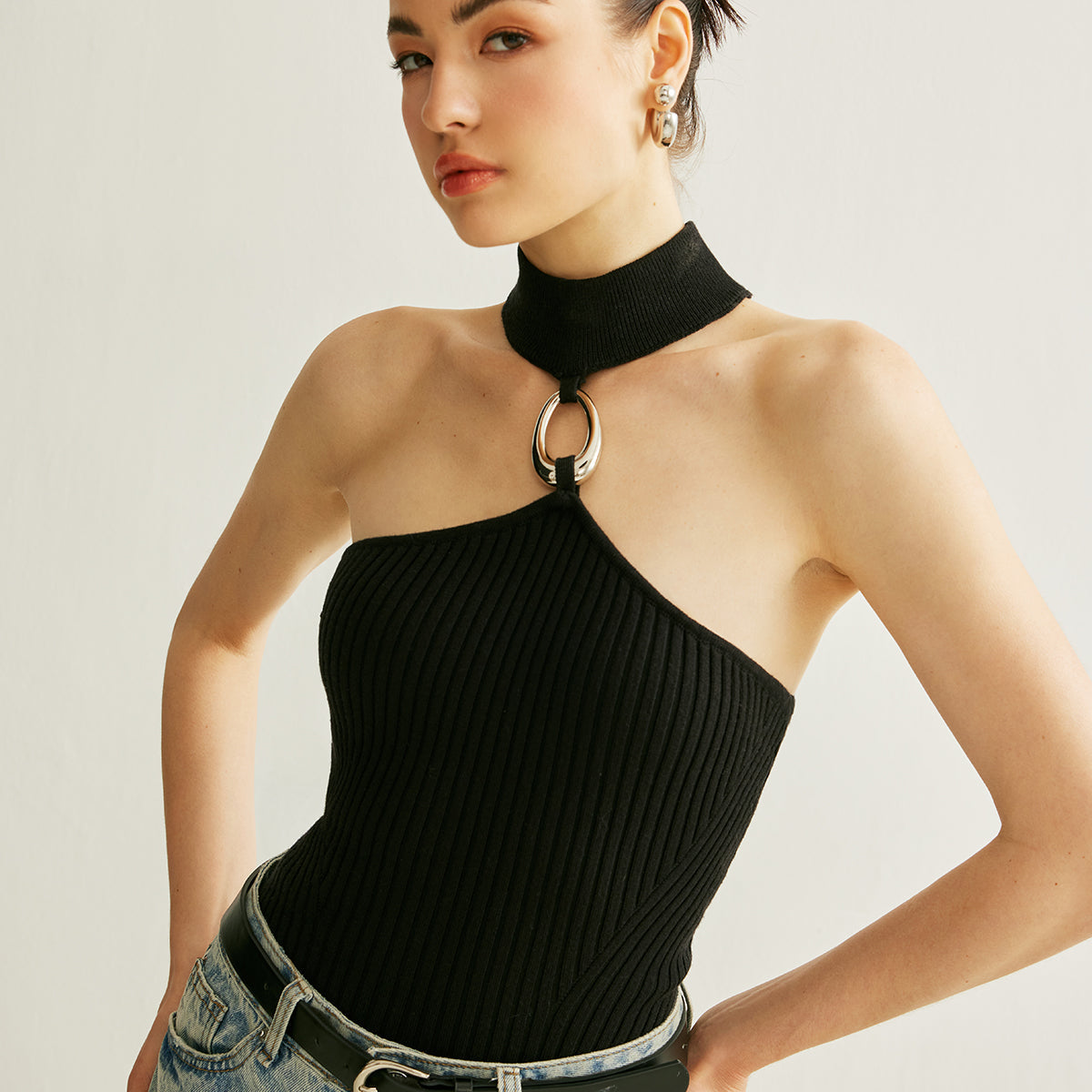 Halter top z prążkowanej dzianiny i ozdobnym pierścieniem