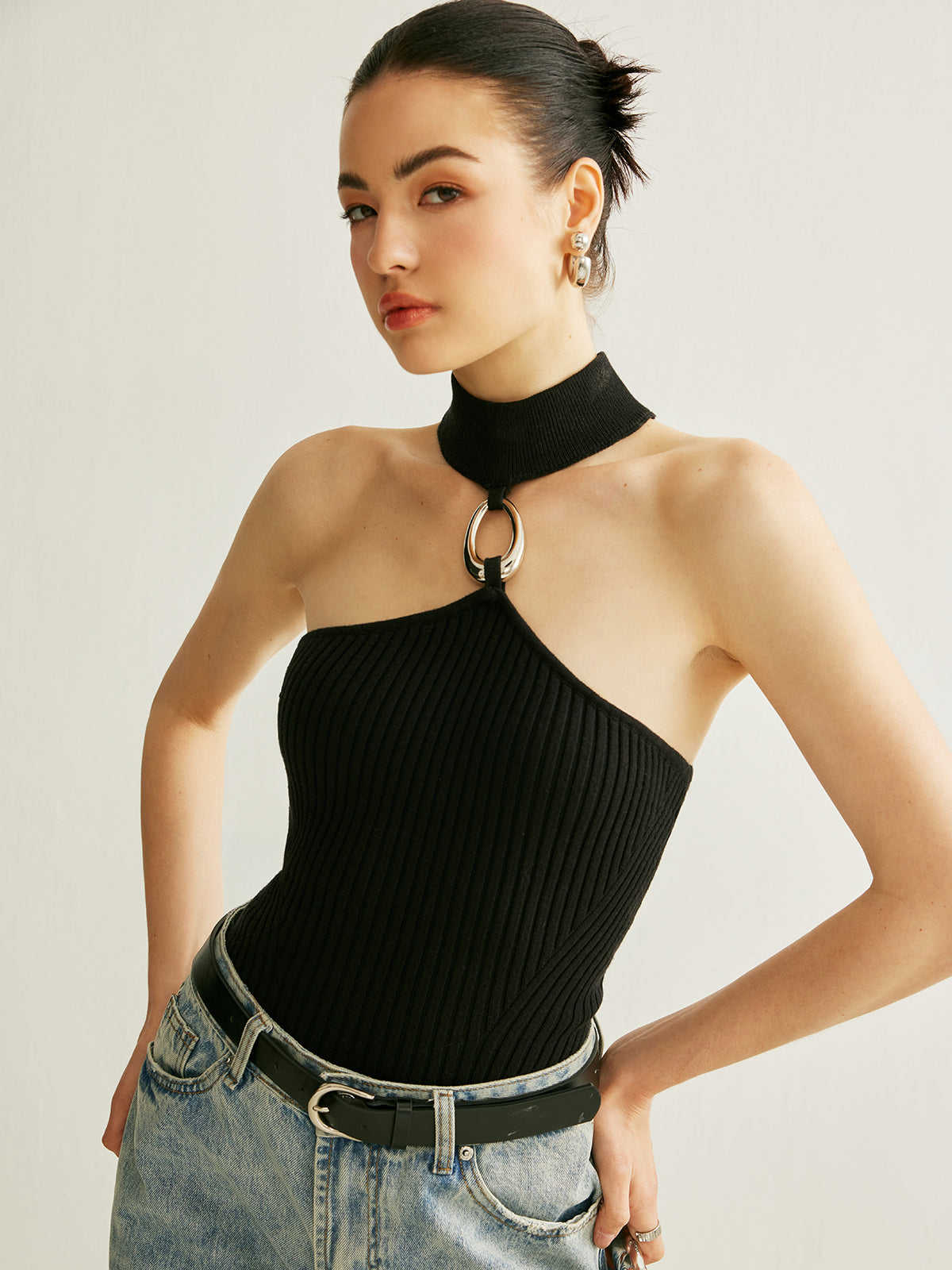 Halter top z prążkowanej dzianiny i ozdobnym pierścieniem