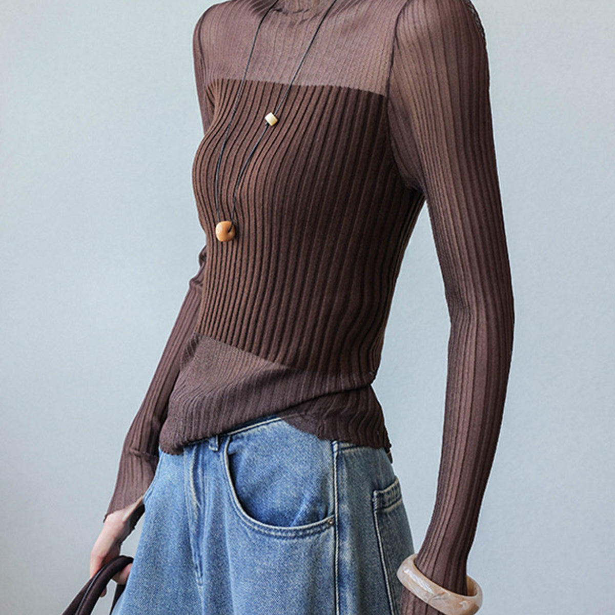 Sweter z transparentnymi detalami