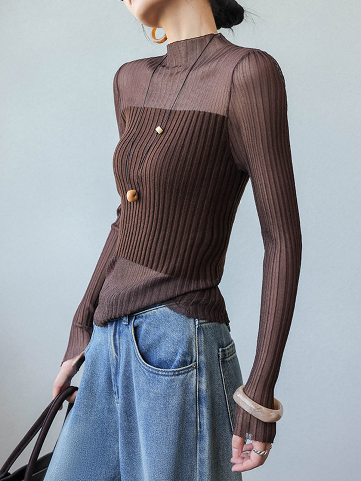 Sweter z transparentnymi detalami