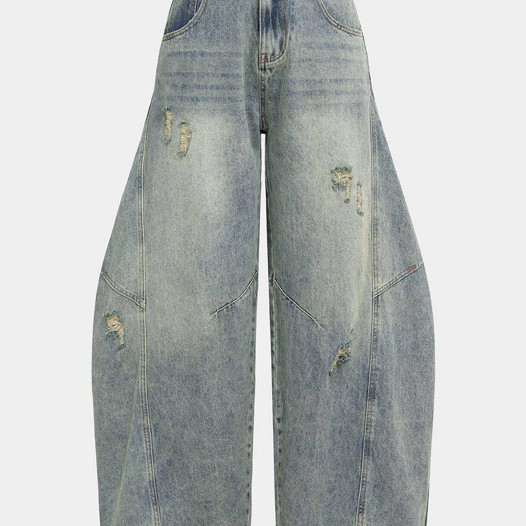Jeansy z asymetrycznymi nogawkami i postrzępionymi brzegami