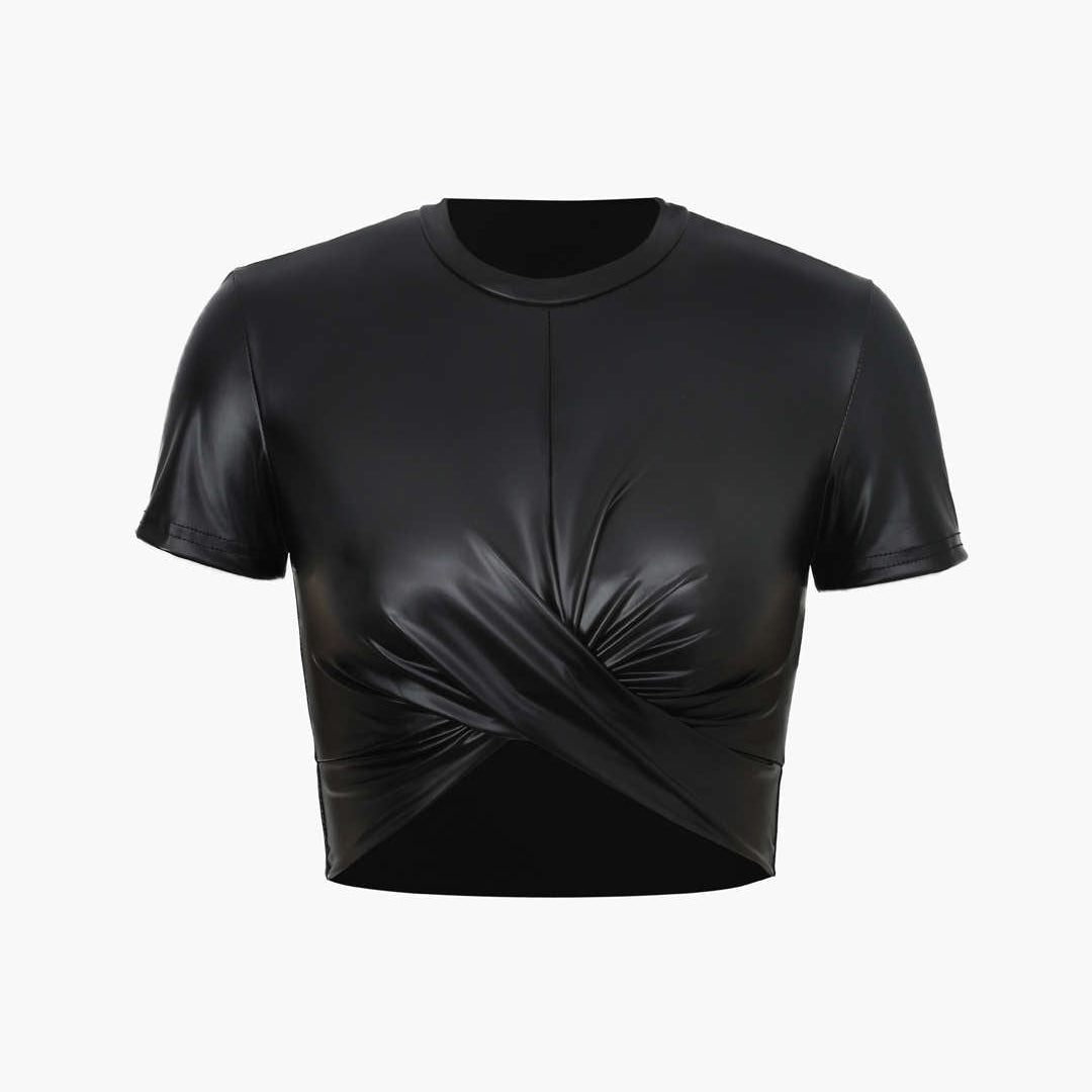 Krótki t shirt z materiału imitującego skórę