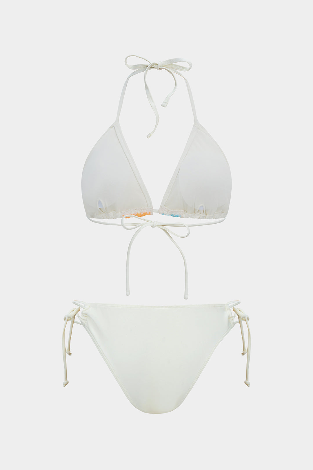 Bikini z kolorowymi motywami i wiązaniami