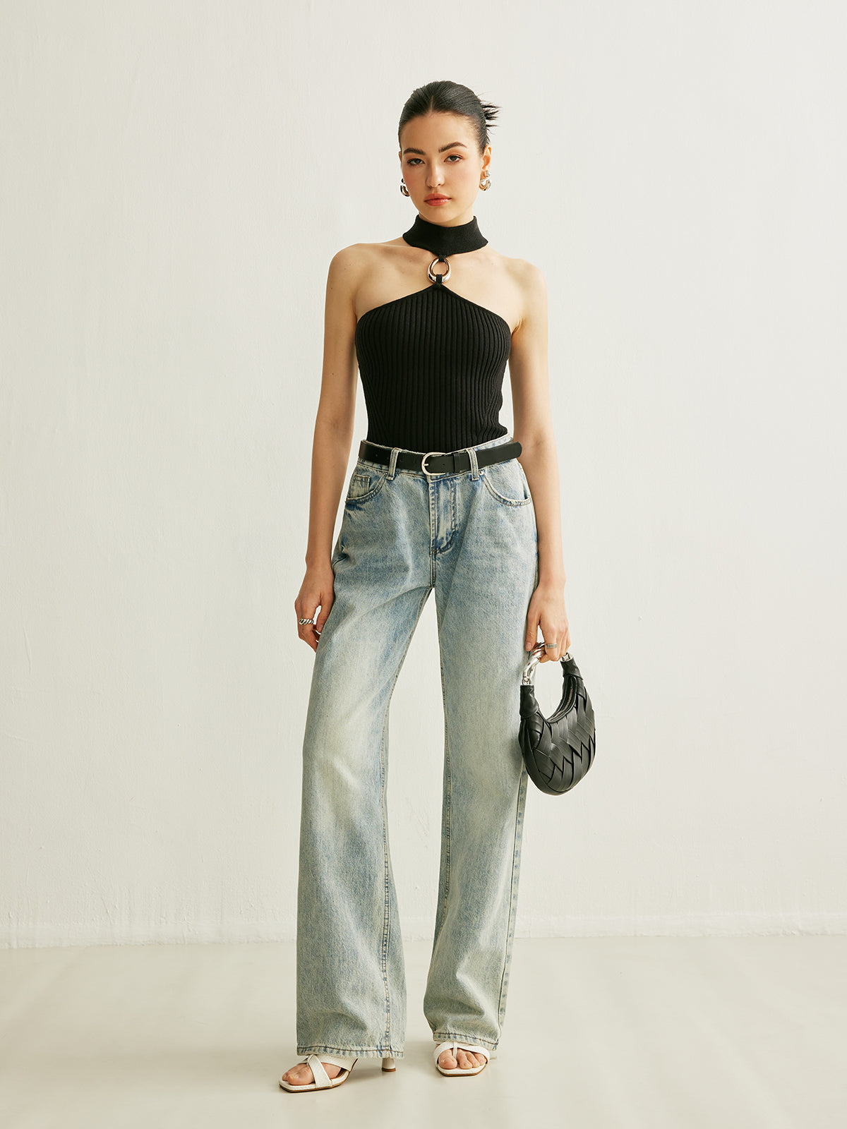 Halter top z prążkowanej dzianiny i ozdobnym pierścieniem