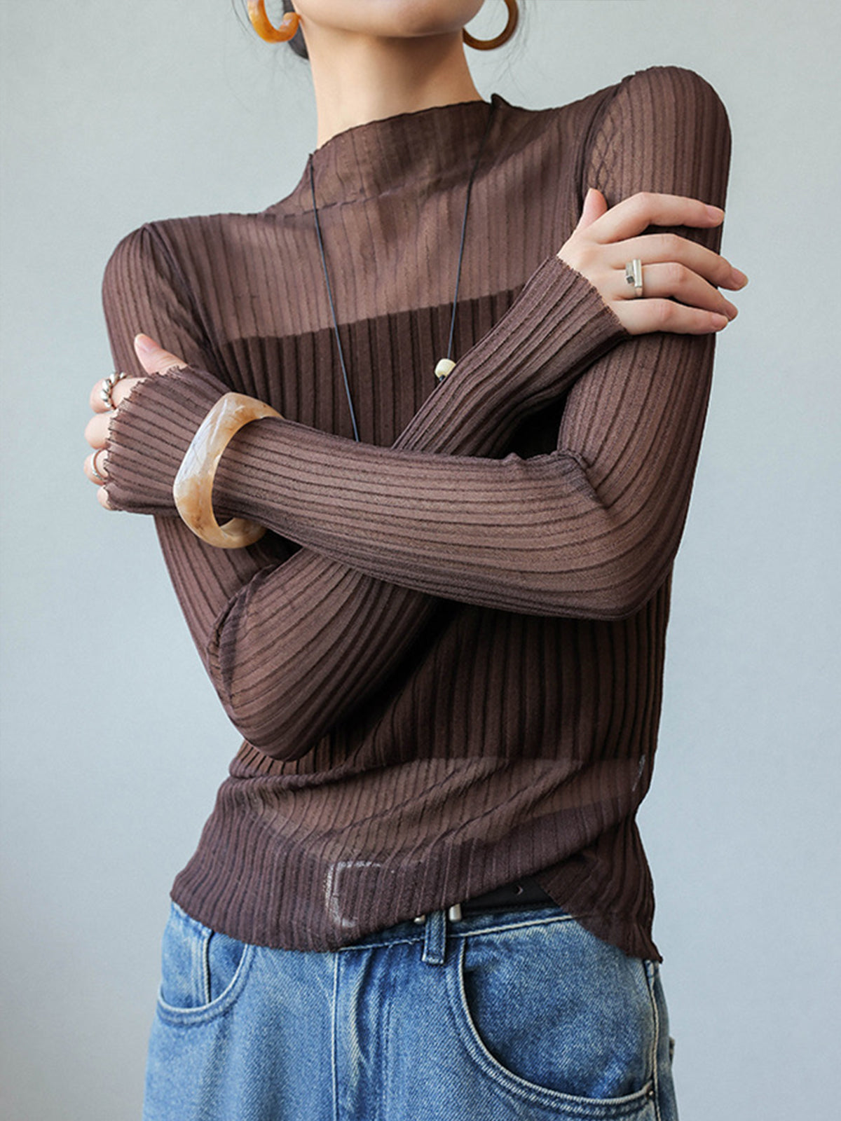Sweter z transparentnymi detalami