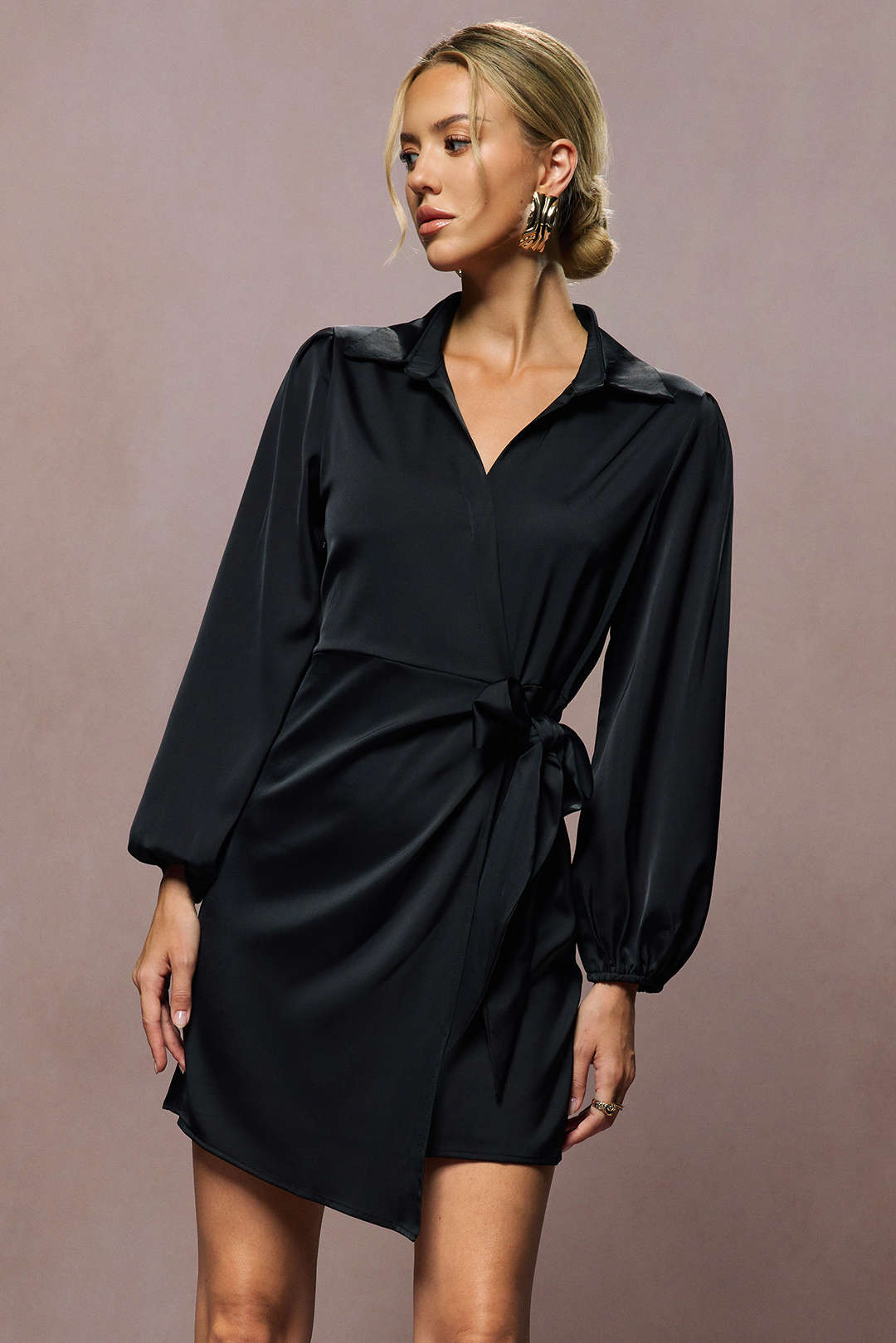 Szykowna satynowa sukienka mini z wiązaniem i długimi rękawami
