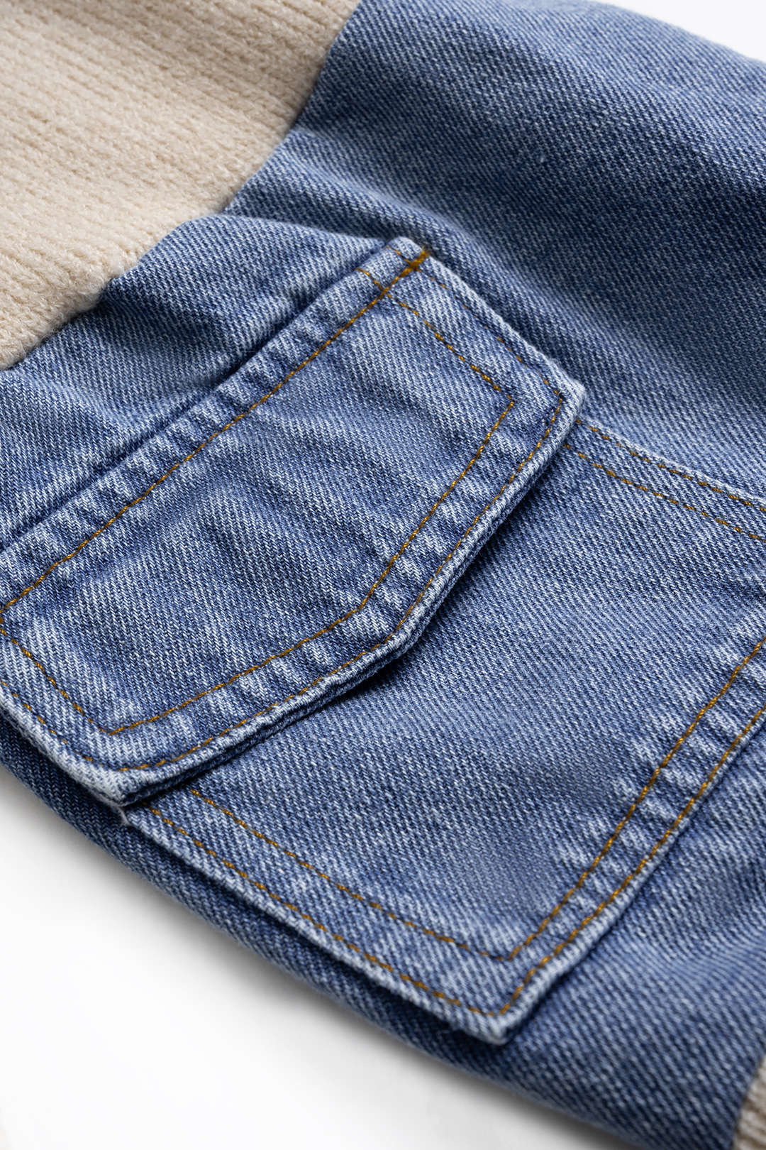 Sweter z dzianiny z dżinsowymi detalami