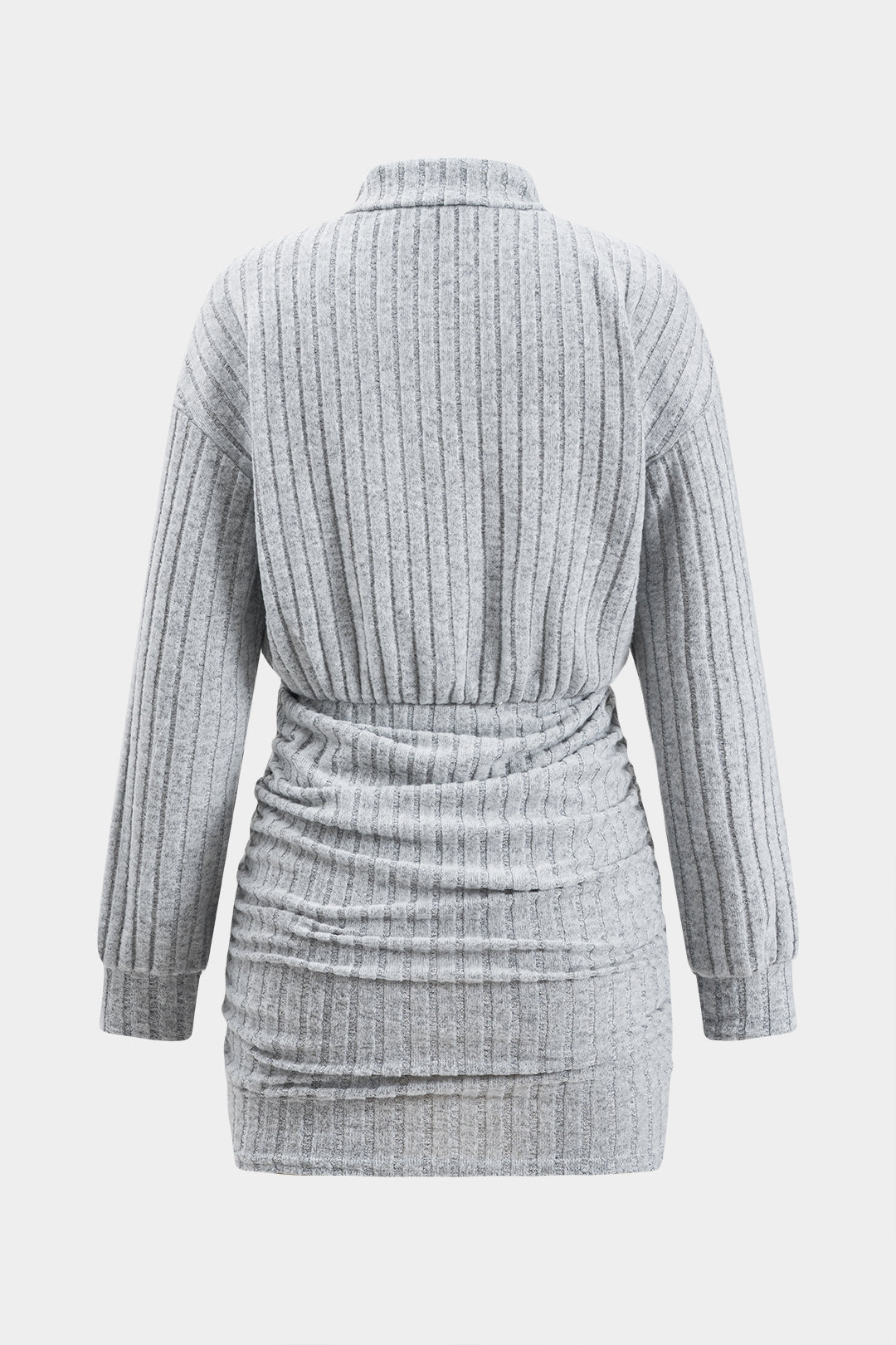 Dopasowana mini sukienka z prążkowanej dzianiny i długimi rękawami