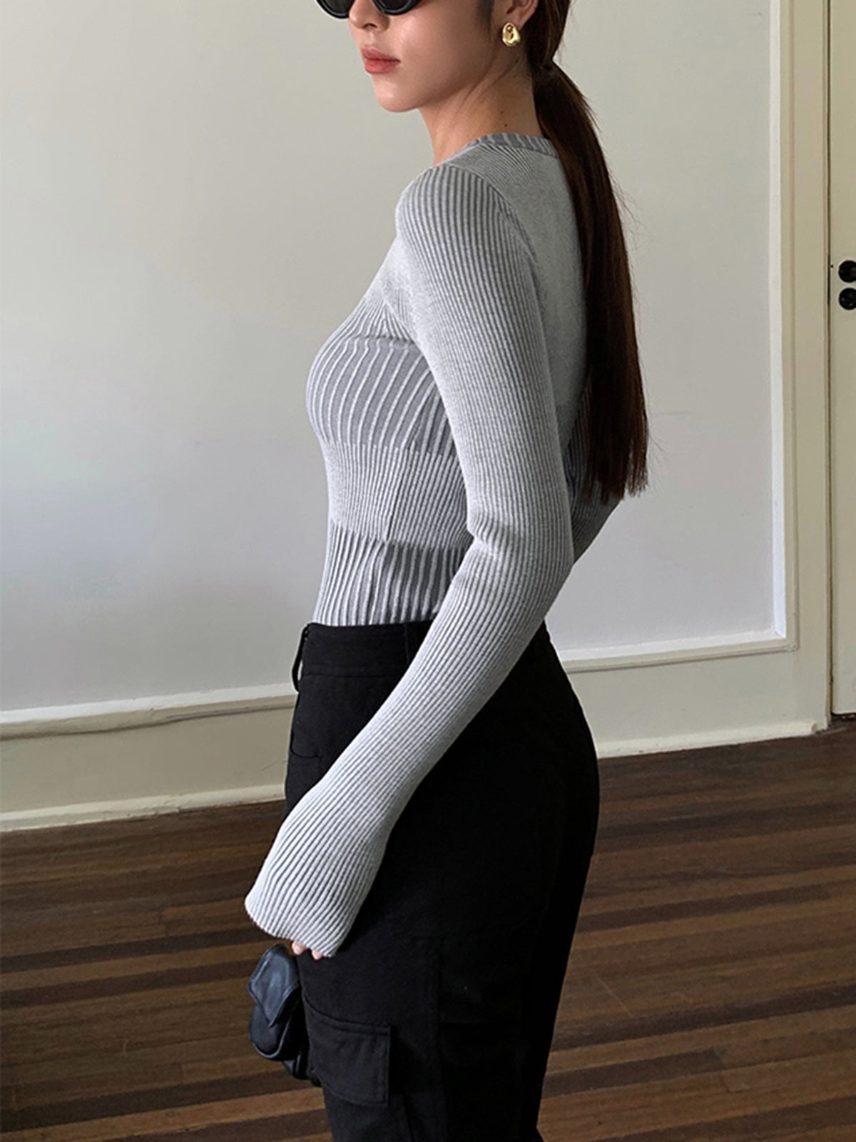 Sweter z kolorowymi blokami i okrągłym wycięciem