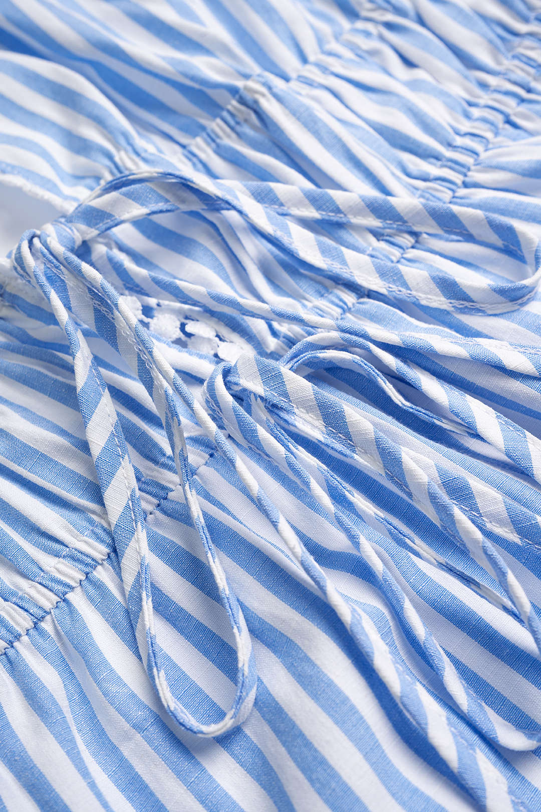 Sukienka mini w paski z wiązaniem na plecach i dekoltem w serek