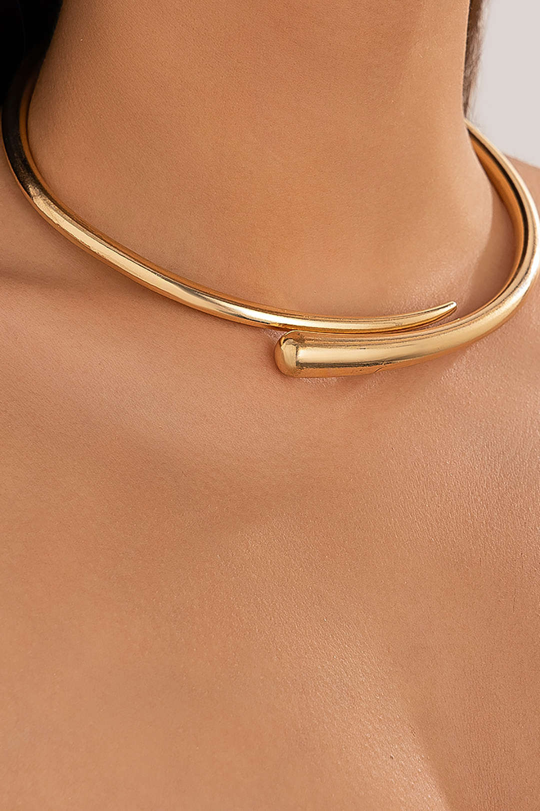 Metalowy choker z otwartym końcem