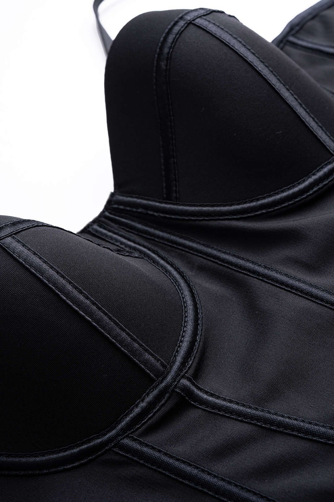 Top z gorsetowym paskiem i przeszyciami