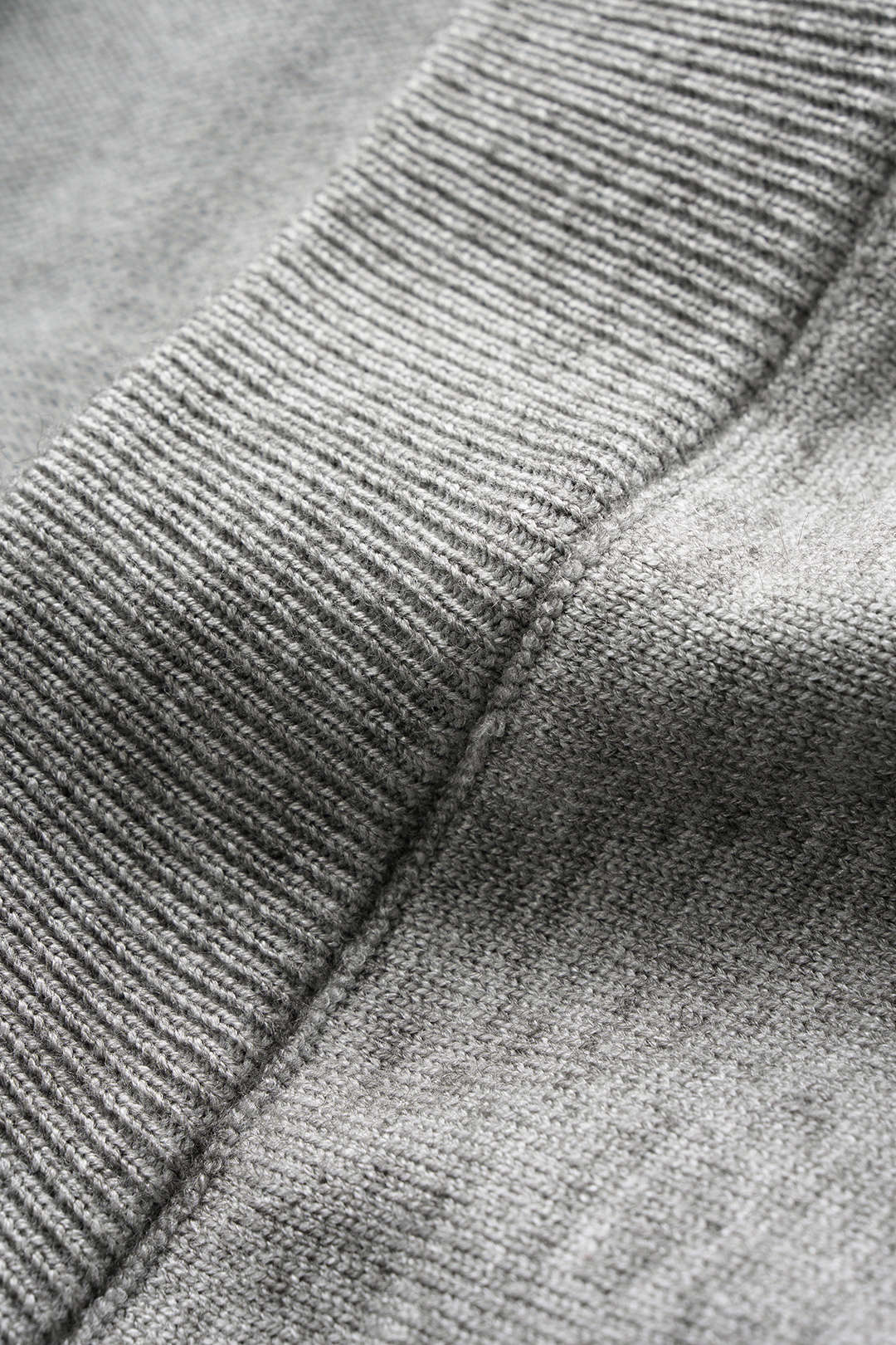 Dzianinowy sweter z szerokimi rękawami i golfem
