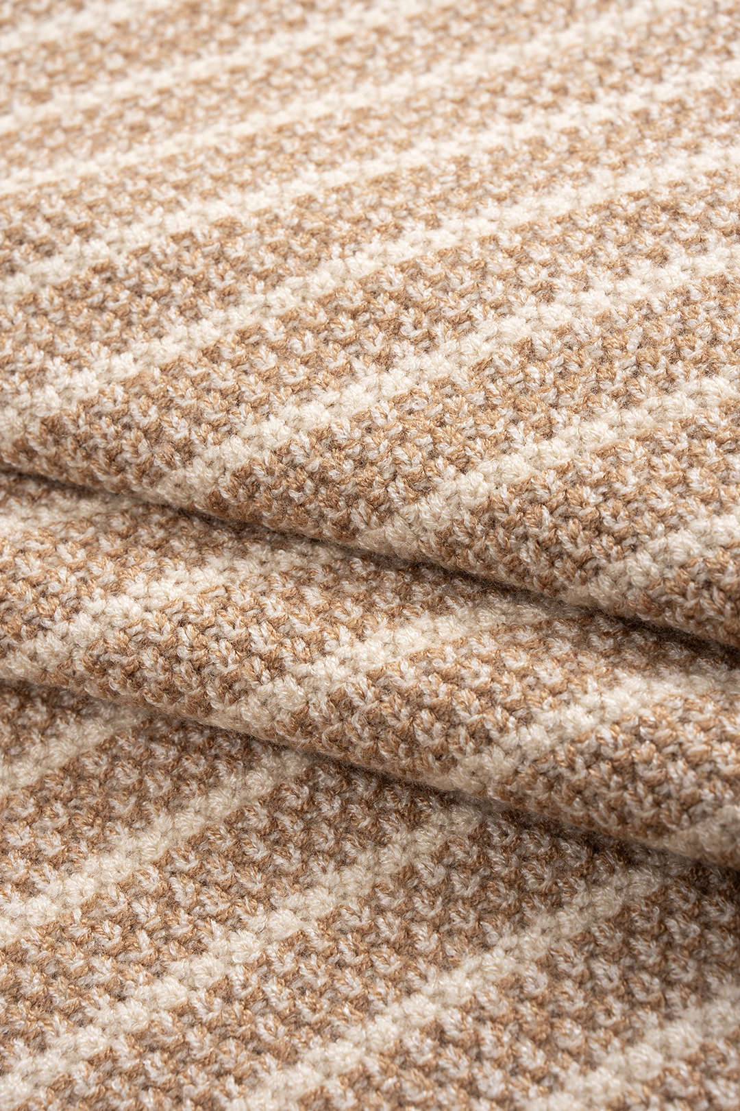 Dzianinowy komplet sweter z guzikami i spódnica mini w paski