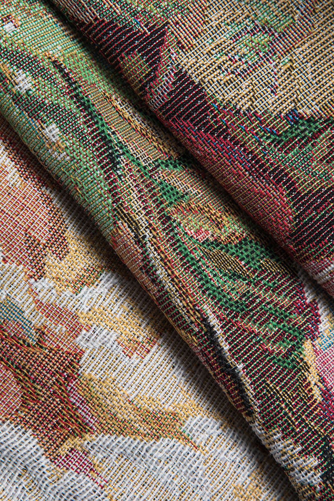 Krótka sukienka z żakardowego materiału bez rękawów