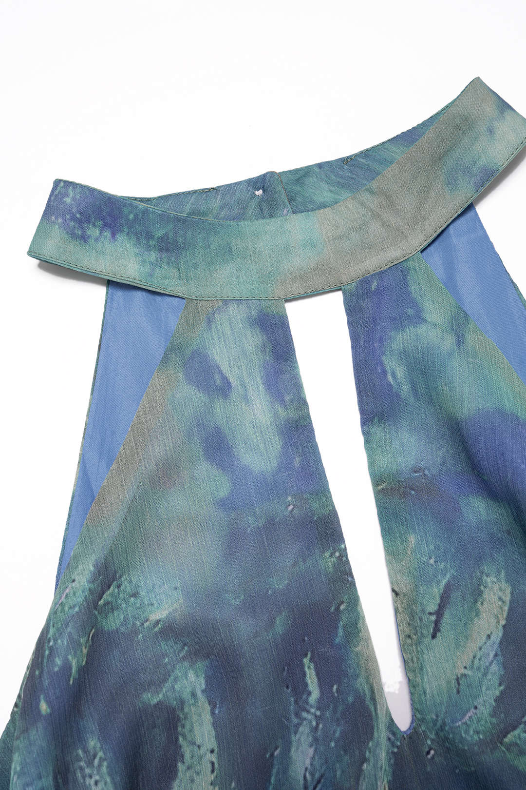 Siateczkowa sukienka maxi z dekoltem halter i chustą tie dye