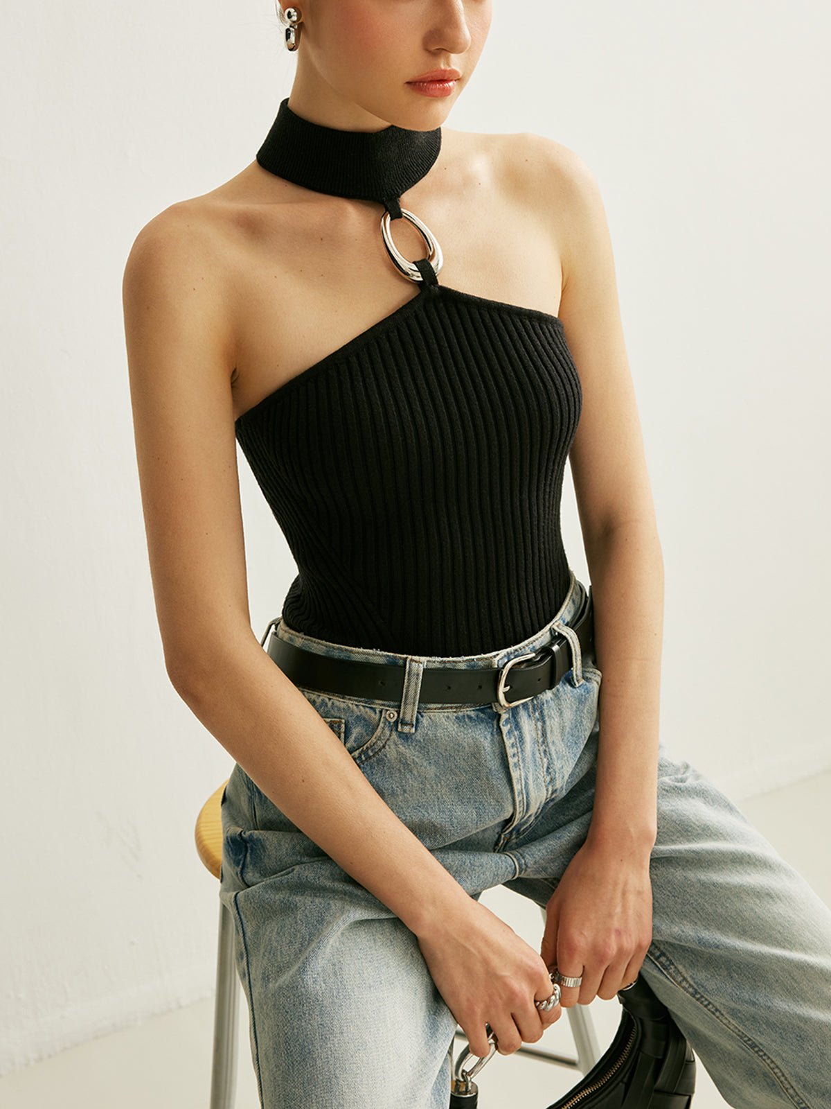 Halter top z prążkowanej dzianiny i ozdobnym pierścieniem