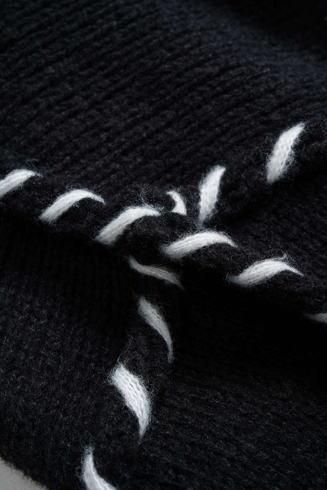 Damski sweter z dzianiny z kontrastowymi detalami