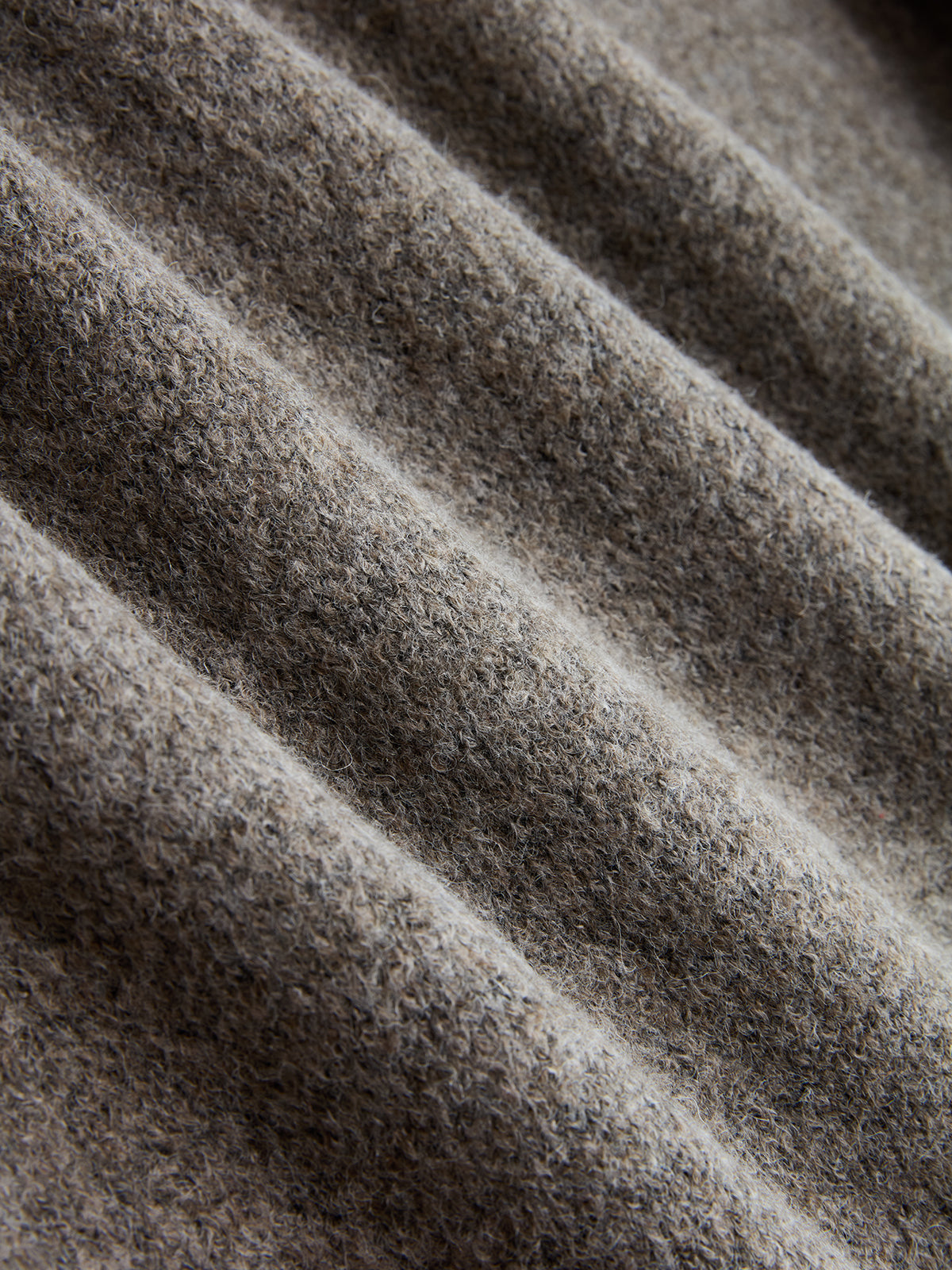 Golfowy sweter z kontrastowymi detalami