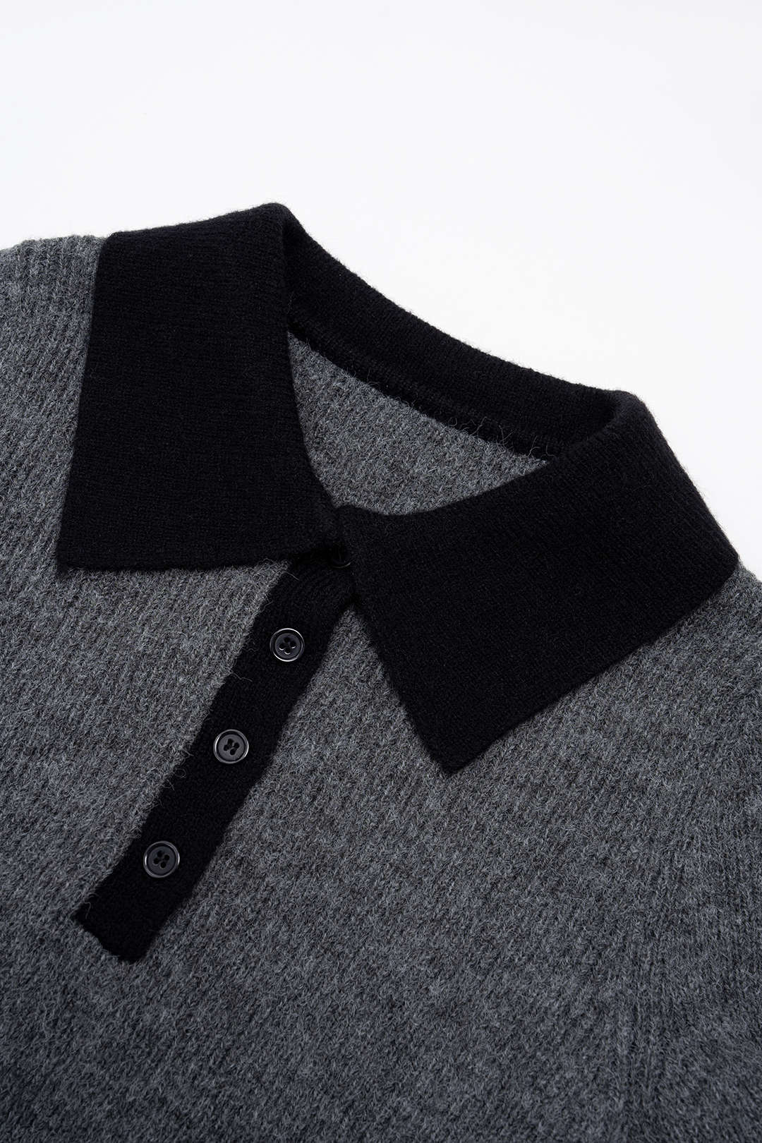 Elegancki top z dzianiny z guzikami