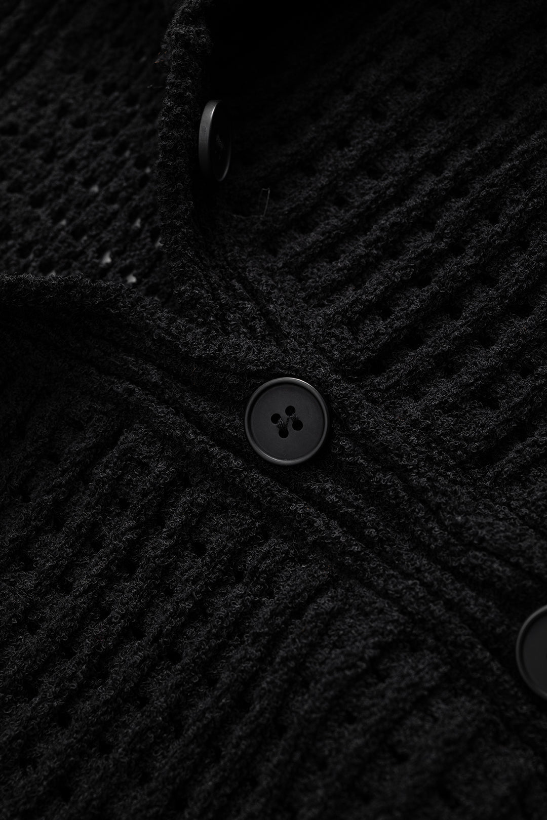 Dzianinowy sweter z ozdobnymi frędzlami