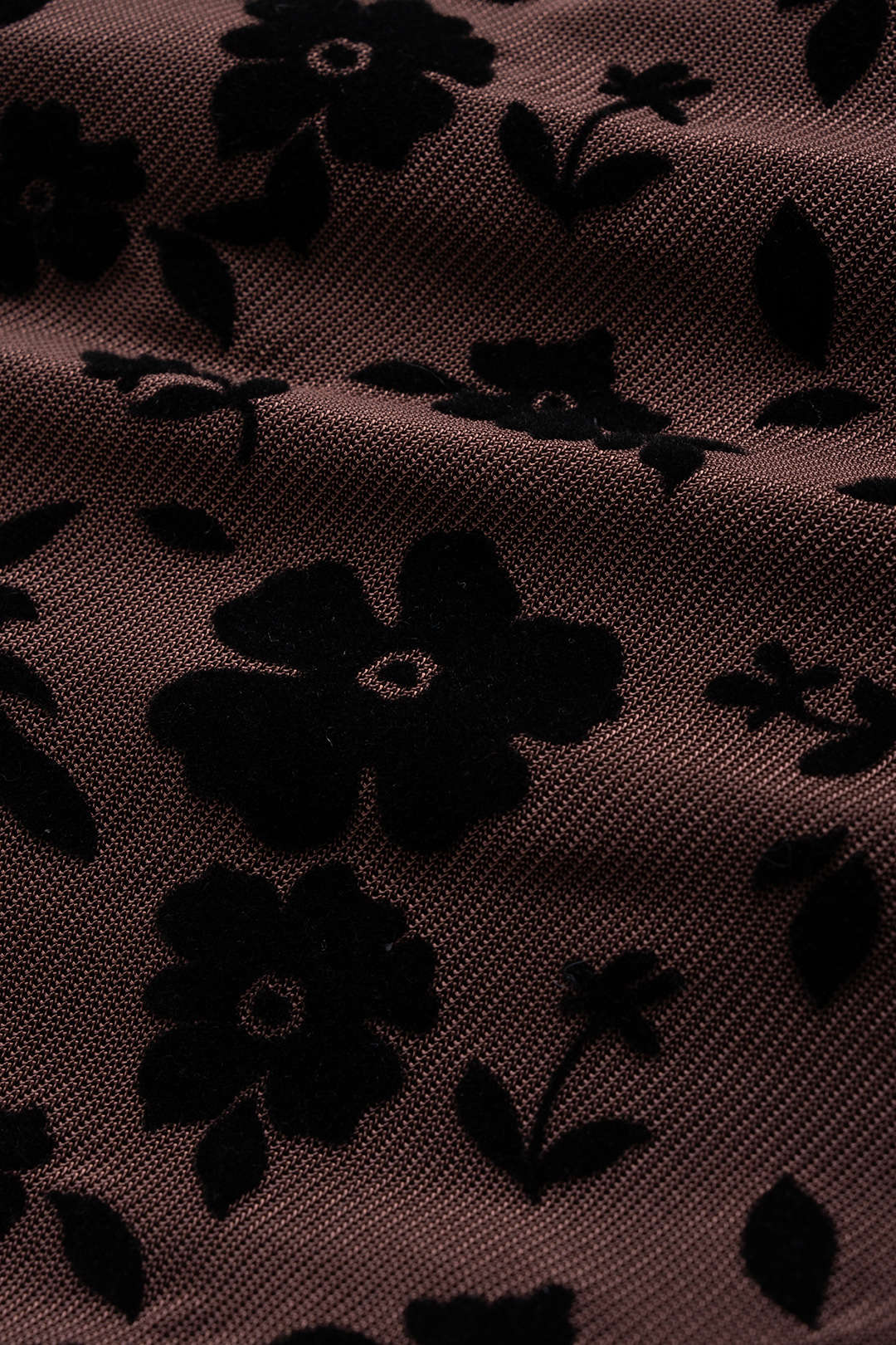 Krótka sukienka z długimi rękawami i wiązaniem z tkaniny jacquard