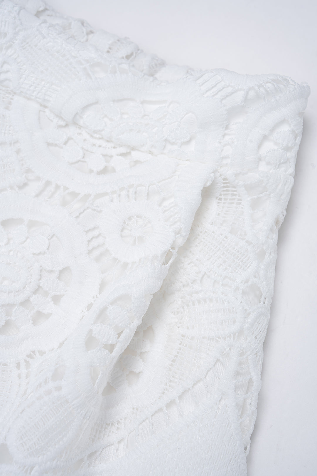 Komplet z koronki z długimi rękawami i luźnymi szortami