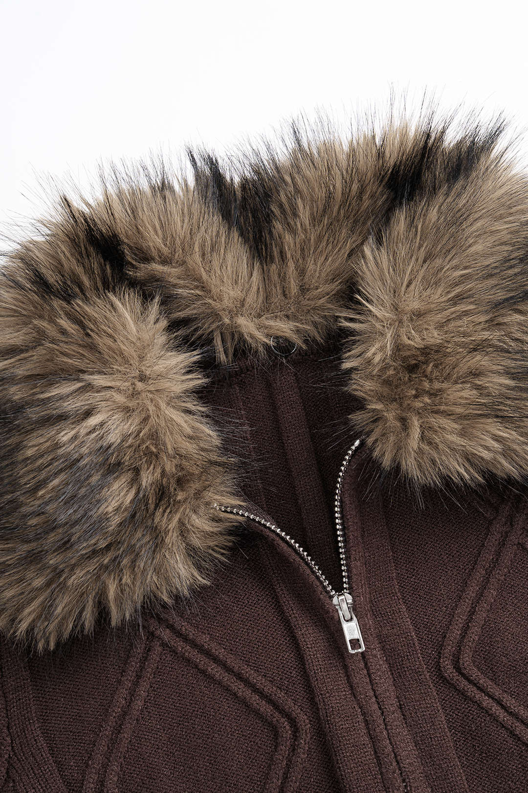 Dzianinowy sweter z futrzanym kołnierzem i zamkiem