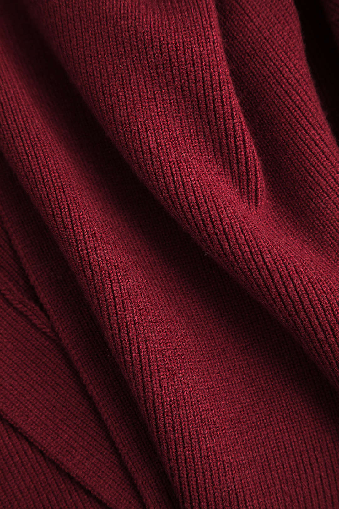 Elegancki sweter z serek dekoltem i ozdobnym guzikiem