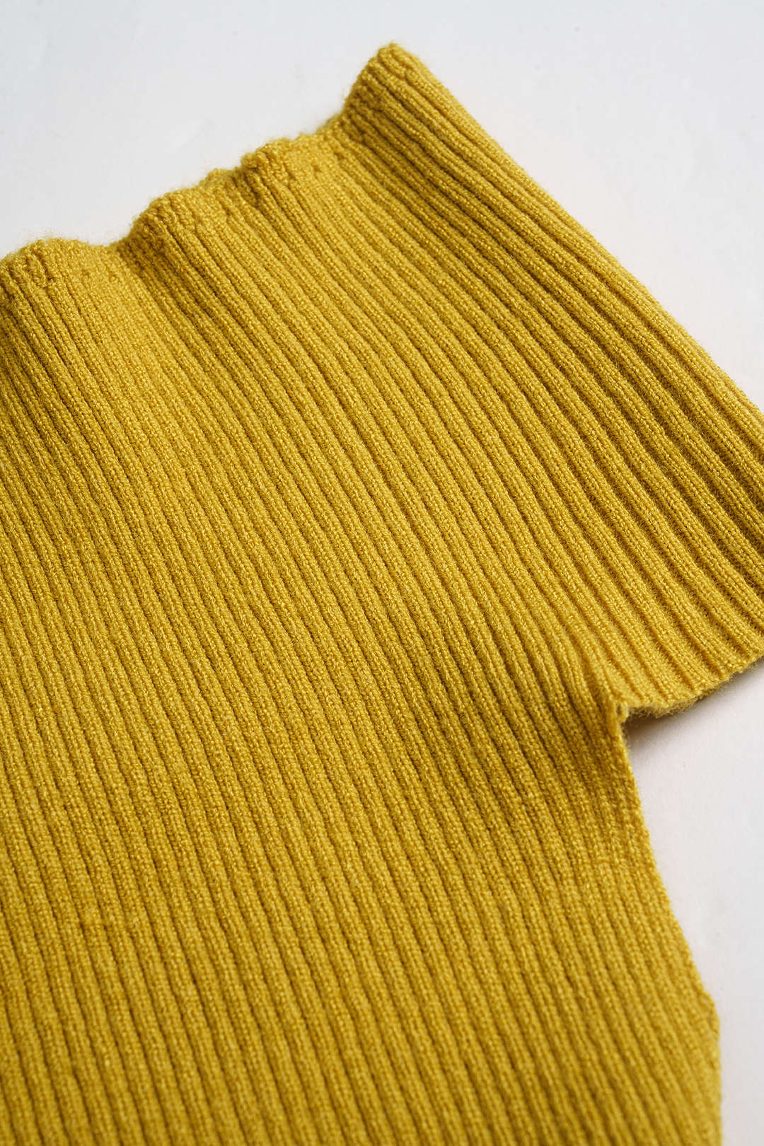 Sweter z odkrytymi ramionami i krótkim krojem