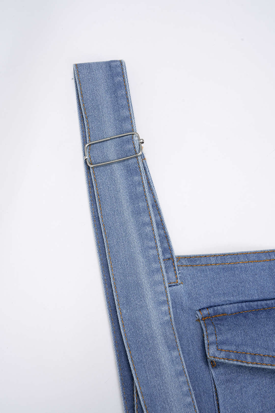Kombinezon z denimu z kwadratowym wycięciem i kieszeniami