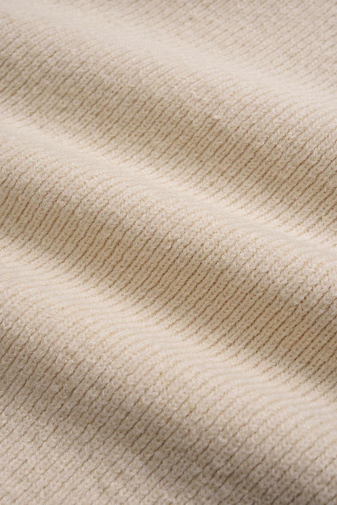 Sweter z dzianiny z dżinsowymi detalami