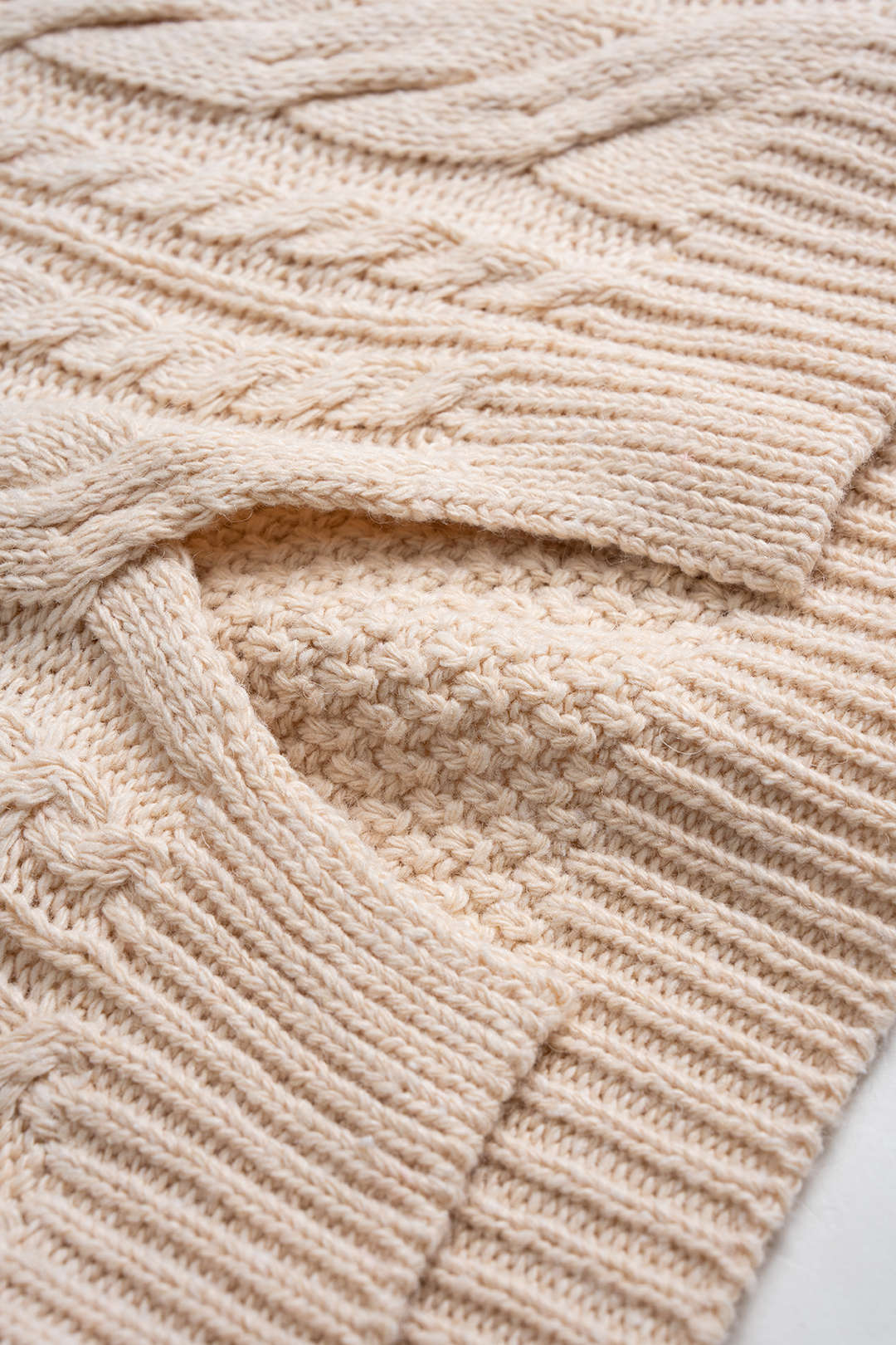 Sweter damski z klasycznym warkoczem