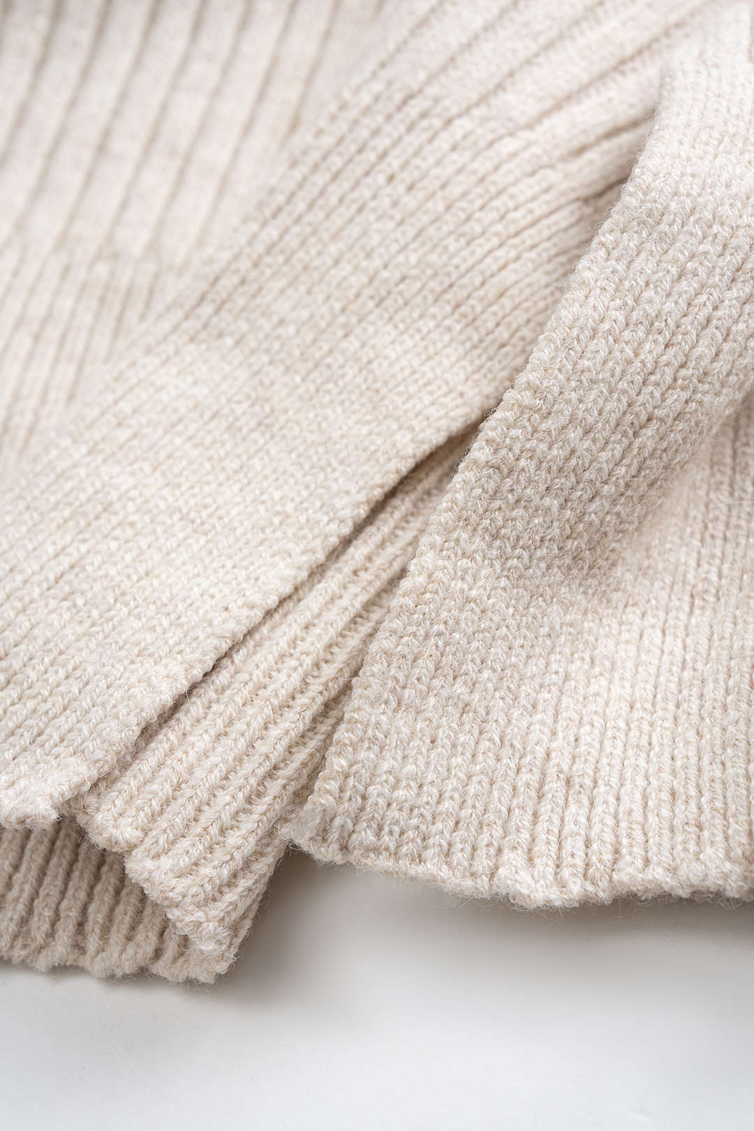 Dzianinowy top plus size z dekoltem V i asymetrycznym dołem