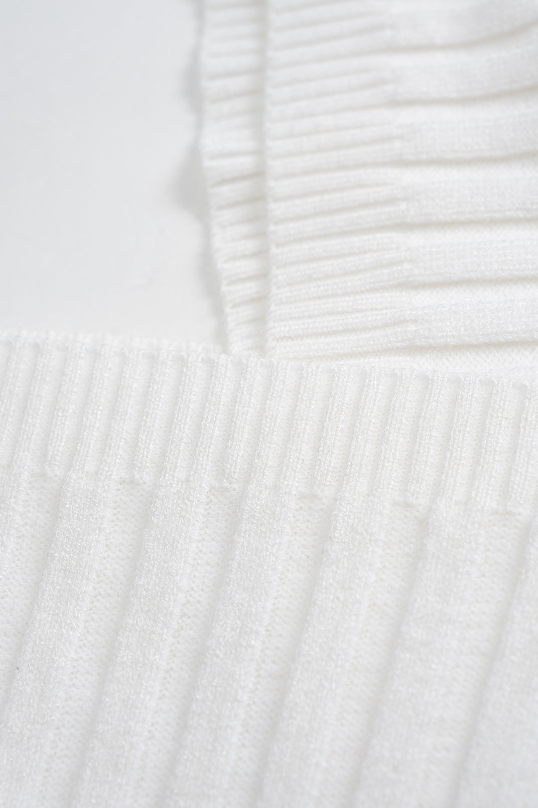 Dzianinowy sweter z dekoltem kopertowym i długimi rękawami