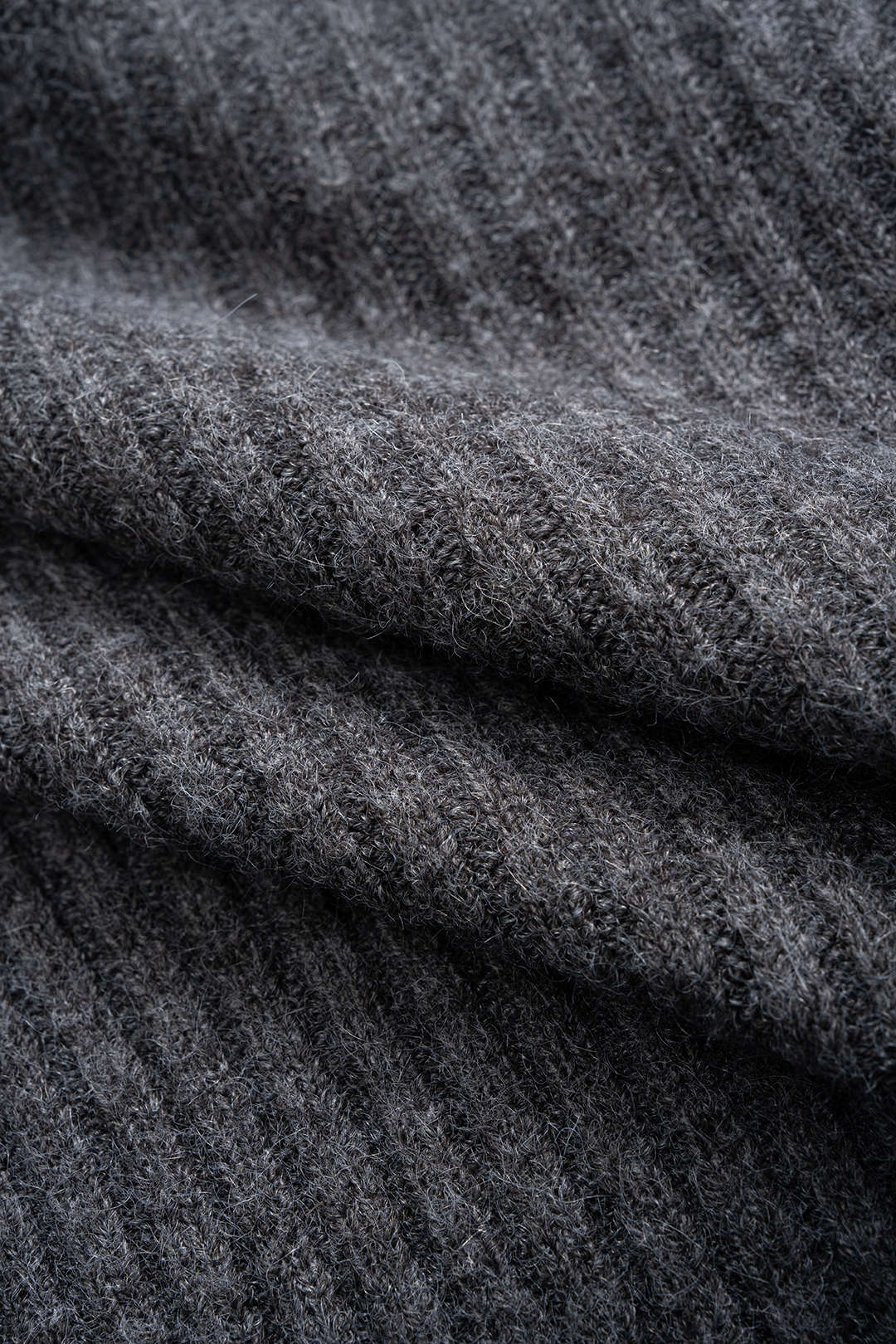 Sweter z dzianiny z metalicznymi guzikami i apaszką