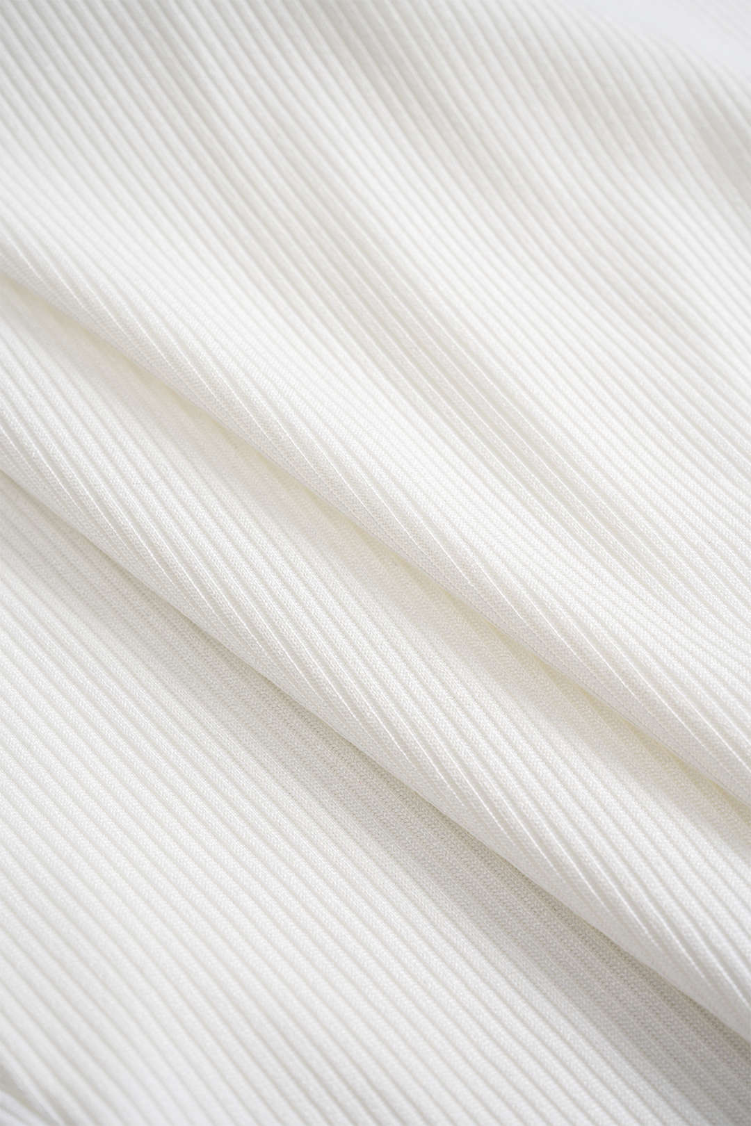 Top na ramiączkach z okrągłym wycięciem