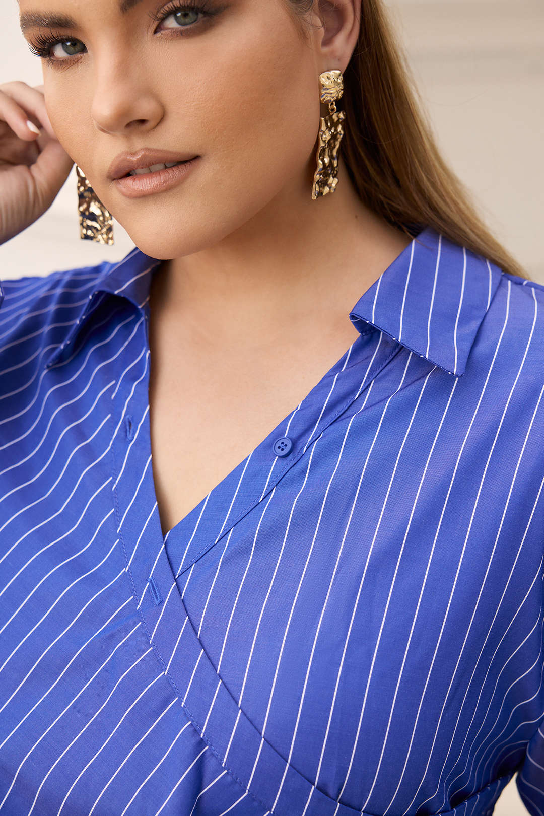Dopasowana mini sukienka plus size w paski z marszczeniami
