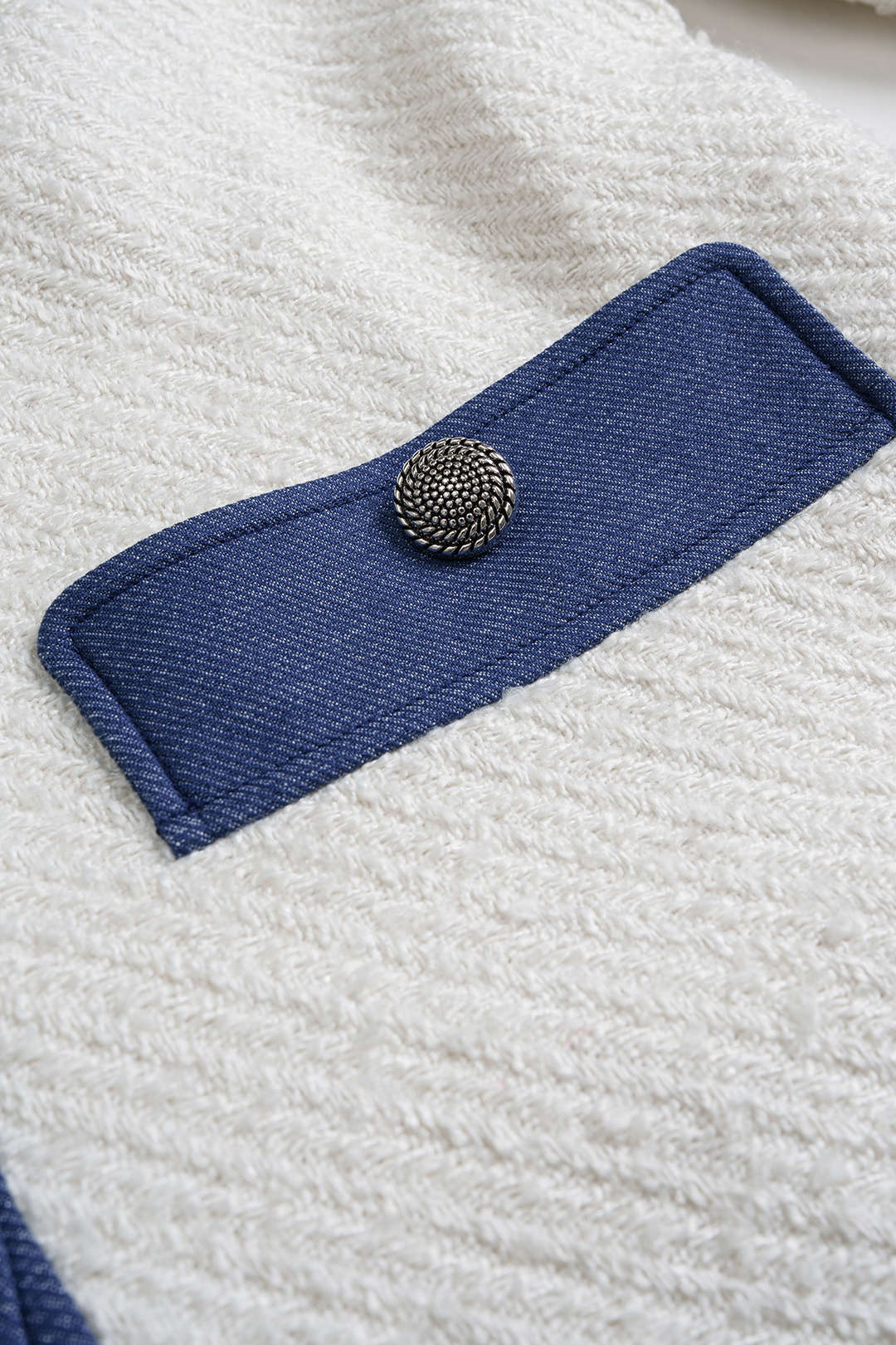 Marynarka z denimu z dekoracyjnymi naszywkami
