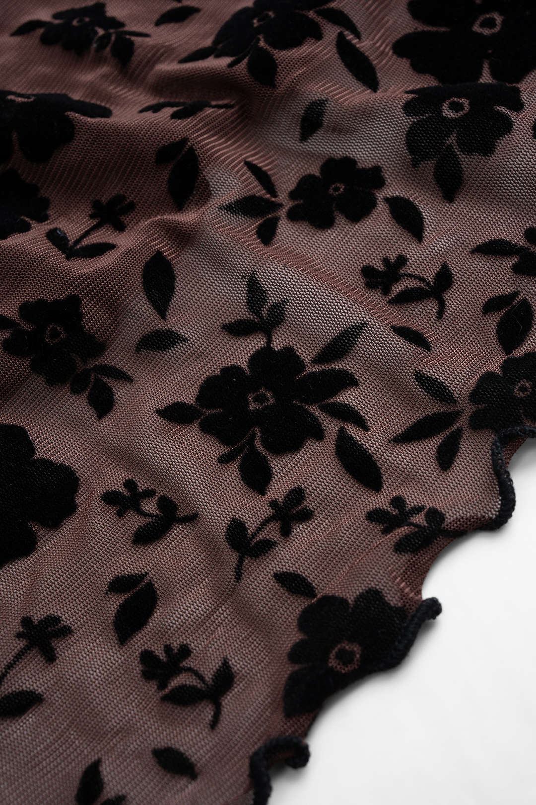 Krótka sukienka z długimi rękawami i wiązaniem z tkaniny jacquard