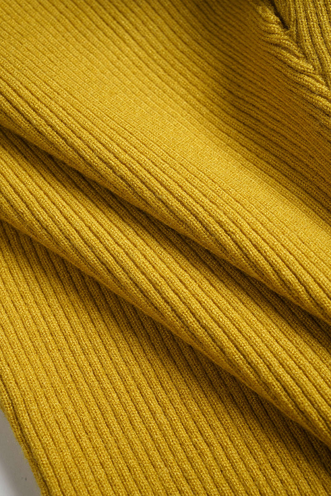 Sweter z odkrytymi ramionami i krótkim krojem