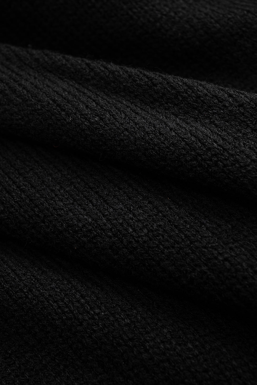 Dzianinowy sweter z kwiatowymi aplikacjami i dekoltem V